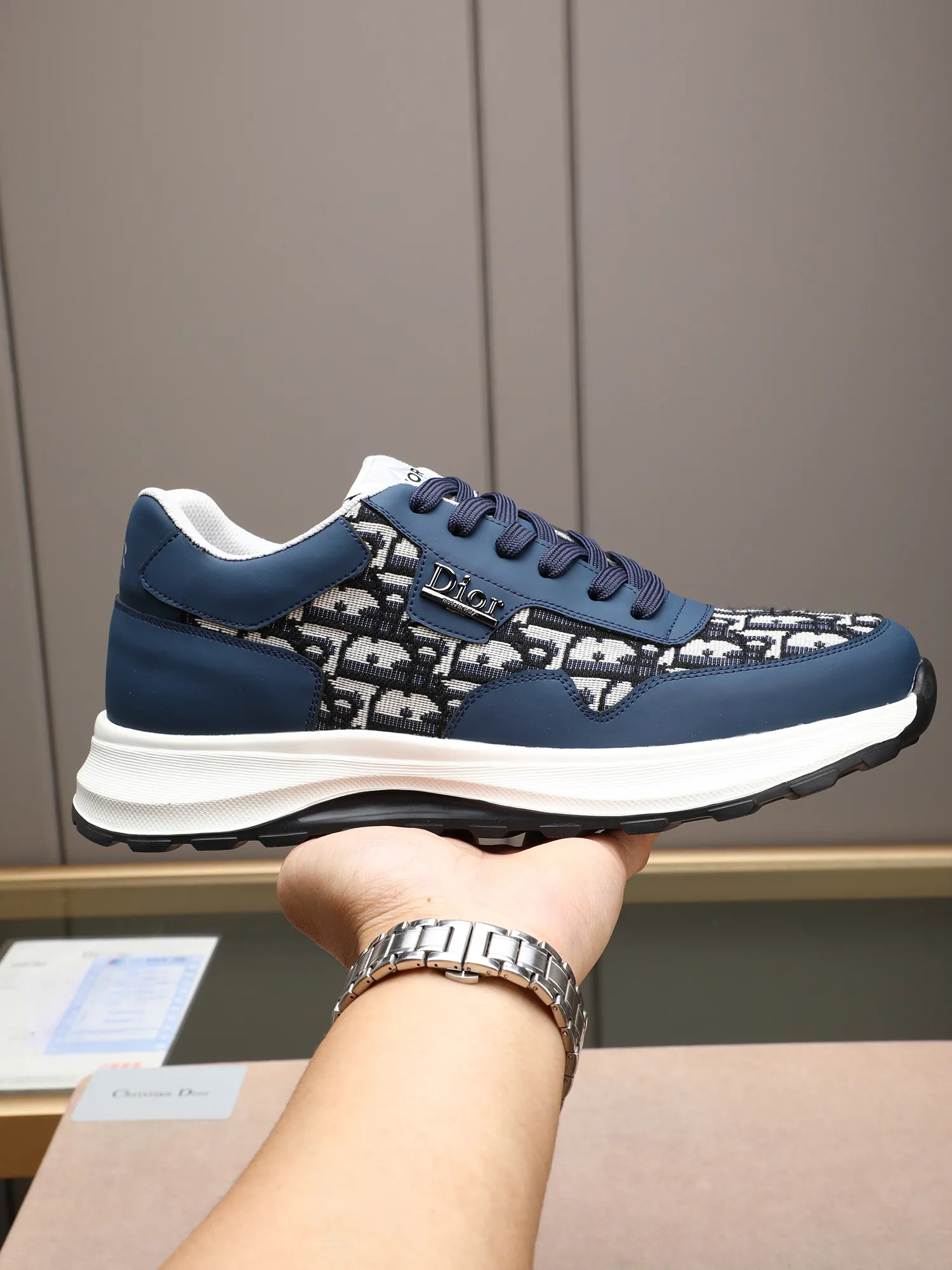 🆕🆕🆕Men's Shoes💰P460 Dior's avant-garde and versatile fashionable men's shoes are privately modeled, calfskin stitched with Dior's special waterproof fabric, fashionable, simple, stylish, eye-catching and classy. It will subvert old ideas and be a must-have for fashionistas who want to spend time with you! Must keep it for yourself! High-end comfort but low-end, high-end quality workmanship. Code number: 38-44 (45 customized) 4 colors for your choice [kiss][kiss][kiss]